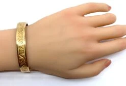 Bracelet Jonc En Or 18 Carats Ouvrant, Ciselé D’arabesques Et De Volutes -Castafiore Boutique bracelet jonc en or 18 carats ouvrant cisele darabesques et de volutes 707091