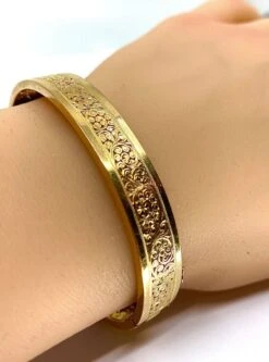 Bracelet Jonc En Or 18 Carats Ouvrant, Ciselé D’arabesques Et De Volutes -Castafiore Boutique bracelet jonc en or 18 carats ouvrant cisele darabesques et de volutes 806399