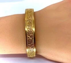 Bracelet Jonc En Or 18 Carats Ouvrant, Ciselé D’arabesques Et De Volutes -Castafiore Boutique bracelet jonc en or 18 carats ouvrant cisele darabesques et de volutes 905609