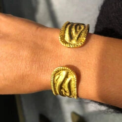 Bracelet Jonc Ouvert LALAOUNIS En Or Jaune -Castafiore Boutique bracelet jonc or jaune du createur ilias lalaounis texture 140095