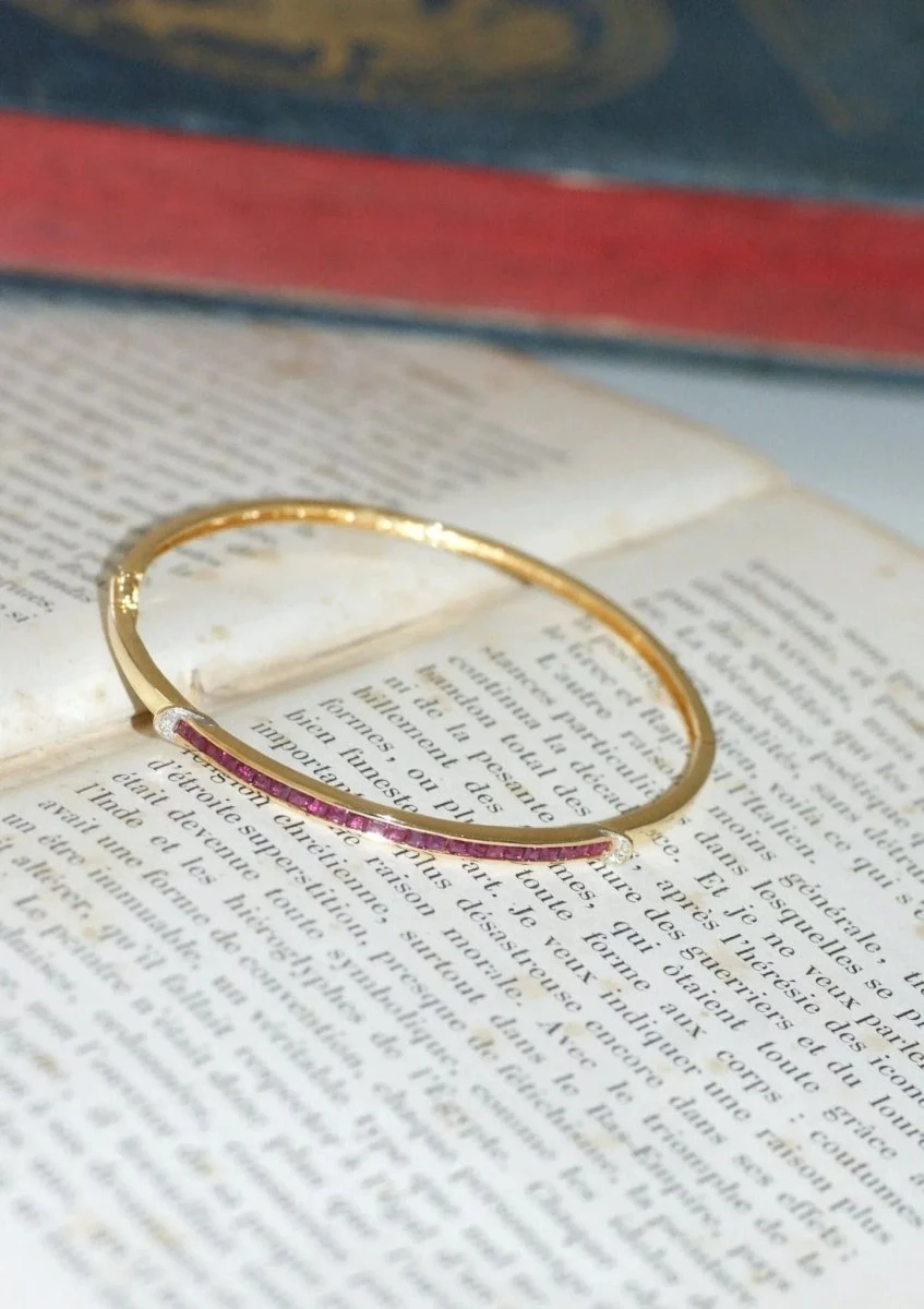 Bracelet Jonc Ouvrant Rubis Calibrés Et Diamants 5 Bracelet Jonc Ouvrant Rubis Calibrés Et Diamants – Image 5