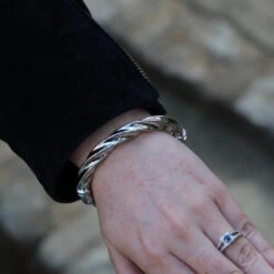 Bracelet Jonc Torsadé En Or Blanc -Castafiore Boutique bracelet jonc torsade en or blanc 522464