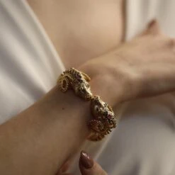 Bracelet Jonc ZOLOTAS "Têtes De Béliers" En Or Jaune, émeraudes, Rubis Et Saphirs -Castafiore Boutique bracelet jonc zolotas tetes de belier en or jaune emeraudes saphirs et rubis 253803