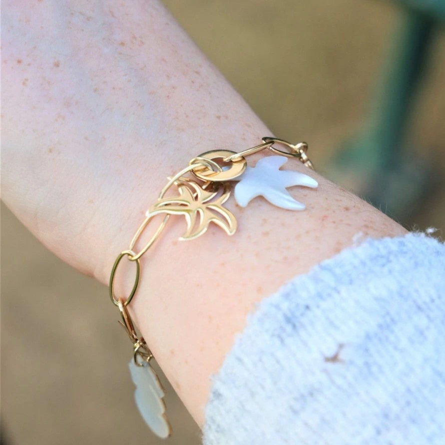 Bracelet Maille Ovale Breloques Océan En Or Jaune Et Nacre 2 Bracelet Maille Ovale Breloques Océan En Or Jaune Et Nacre – Image 2