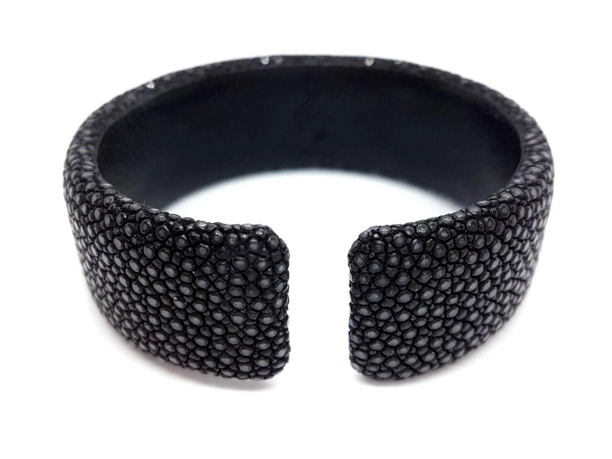 Bracelet Manchette En 2 Ors Et Galuchat Noir 4 Bracelet Manchette En 2 Ors Et Galuchat Noir – Image 4