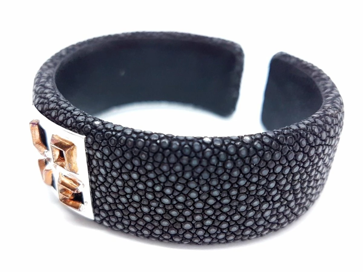 Bracelet Manchette En 2 Ors Et Galuchat Noir 5 Bracelet Manchette En 2 Ors Et Galuchat Noir – Image 5