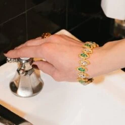 Bracelet Souple BOUCHERON En Or Jaune, émeraudes Et Diamants -Castafiore Boutique bracelet souple boucheron en or jaune emeraudes et diamants 204885