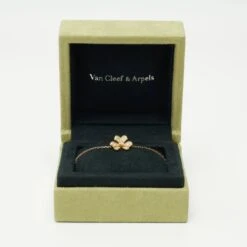 Bracelet Van Cleef & Arpels Frivole Pavé En Or Jaune Et Diamants 10 Bracelet Van Cleef & Arpels Frivole Pavé En Or Jaune Et Diamants -Castafiore Boutique bracelet van cleef arpels frivole pave en or jaune et diamants 280819