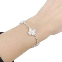 Miller Bracelet VAN CLEEF & ARPELS "Vintage Alhambra" En Or Blanc Et Diamants 4 Miller Bracelet VAN CLEEF & ARPELS "Vintage Alhambra" En Or Blanc Et Diamants -Castafiore Boutique bracelet van cleef arpels vintage alhambra or blanc diamants 232887