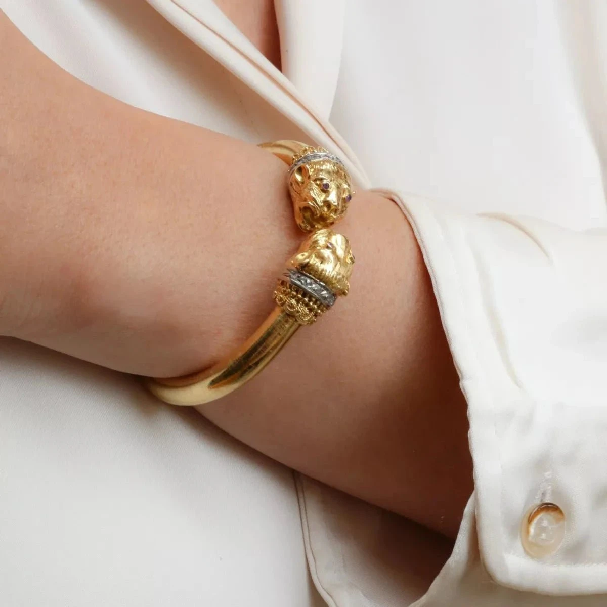 Bracelet ZOLOTAS "Tête De Félins" En Or Jaune, Rubis Et Diamants 9 Bracelet ZOLOTAS "Tête De Félins" En Or Jaune, Rubis Et Diamants – Image 9