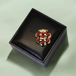 Broche BULGARI Clips De Revers En Or Jaune Et Corail -Castafiore Boutique broche bulgari clips de revers en or jaune et corail 496308