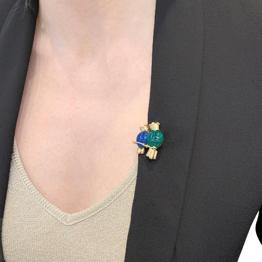 Miller Broche Cartier "Les Inséparables" Or Jaune, Diamants, Pierres De Couleur 2 Miller Broche Cartier "Les Inséparables" Or Jaune, Diamants, Pierres De Couleur – Image 2