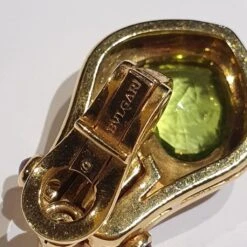Boucles D'oreilles Clip BULGARI Coeurs En En Or Jaune, Péridots Et Rubis 5 Boucles D'oreilles Clip BULGARI Coeurs En En Or Jaune, Péridots Et Rubis -Castafiore Boutique bulgari peridot ruby 18 karat yellow gold earrings 453984