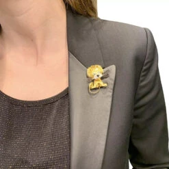 Miller Clip VAN CLEEF & ARPELS, "Lion Ebouriffé" En Or Jaune, émeraude Et Diamants 7 Miller Clip VAN CLEEF & ARPELS, "Lion Ebouriffé" En Or Jaune, émeraude Et Diamants -Castafiore Boutique clip van cleef arpels lion ebouriffe en or jaune emeraude et diamants 715975