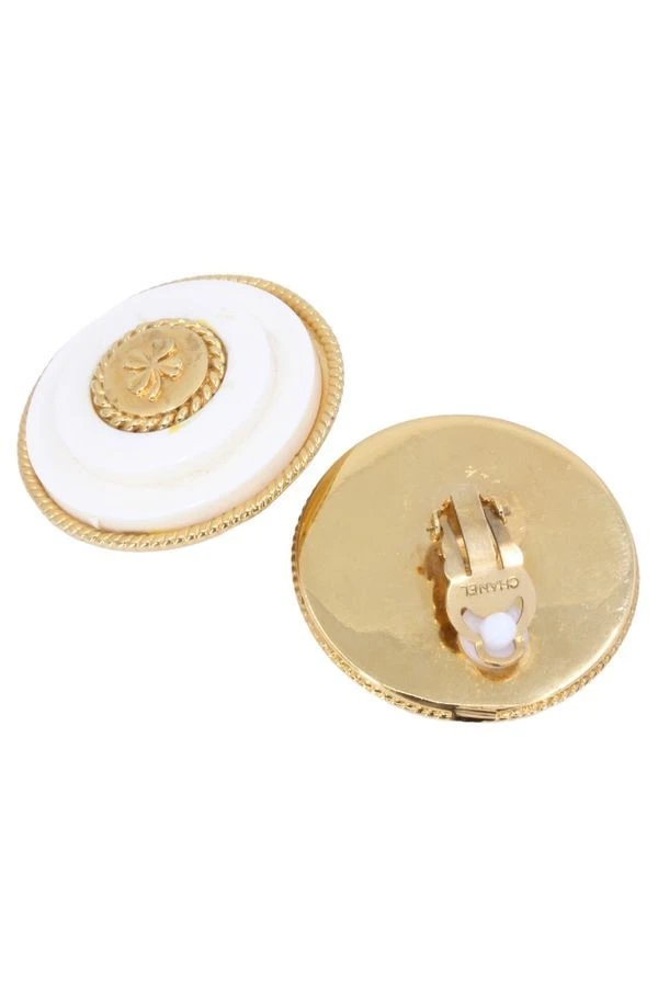 Boucles D'Oreilles Clips CHANEL En Métal Doré Et Bakélite 3 Boucles D'Oreilles Clips CHANEL En Métal Doré Et Bakélite – Image 3