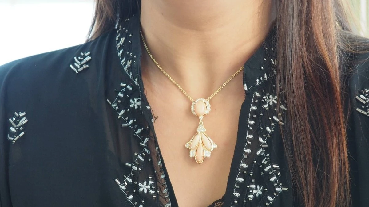 Collier En Or Jaune, Cabochons De Corail Et Diamants 2 Collier En Or Jaune, Cabochons De Corail Et Diamants – Image 2