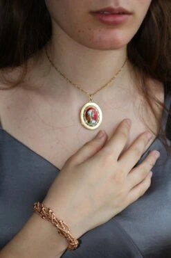 Collier Médaille En Pendentif En Or Jaune Et En émail De Limoges -Castafiore Boutique collier medaille en pendentif en or jaune et en email de limoges 589530