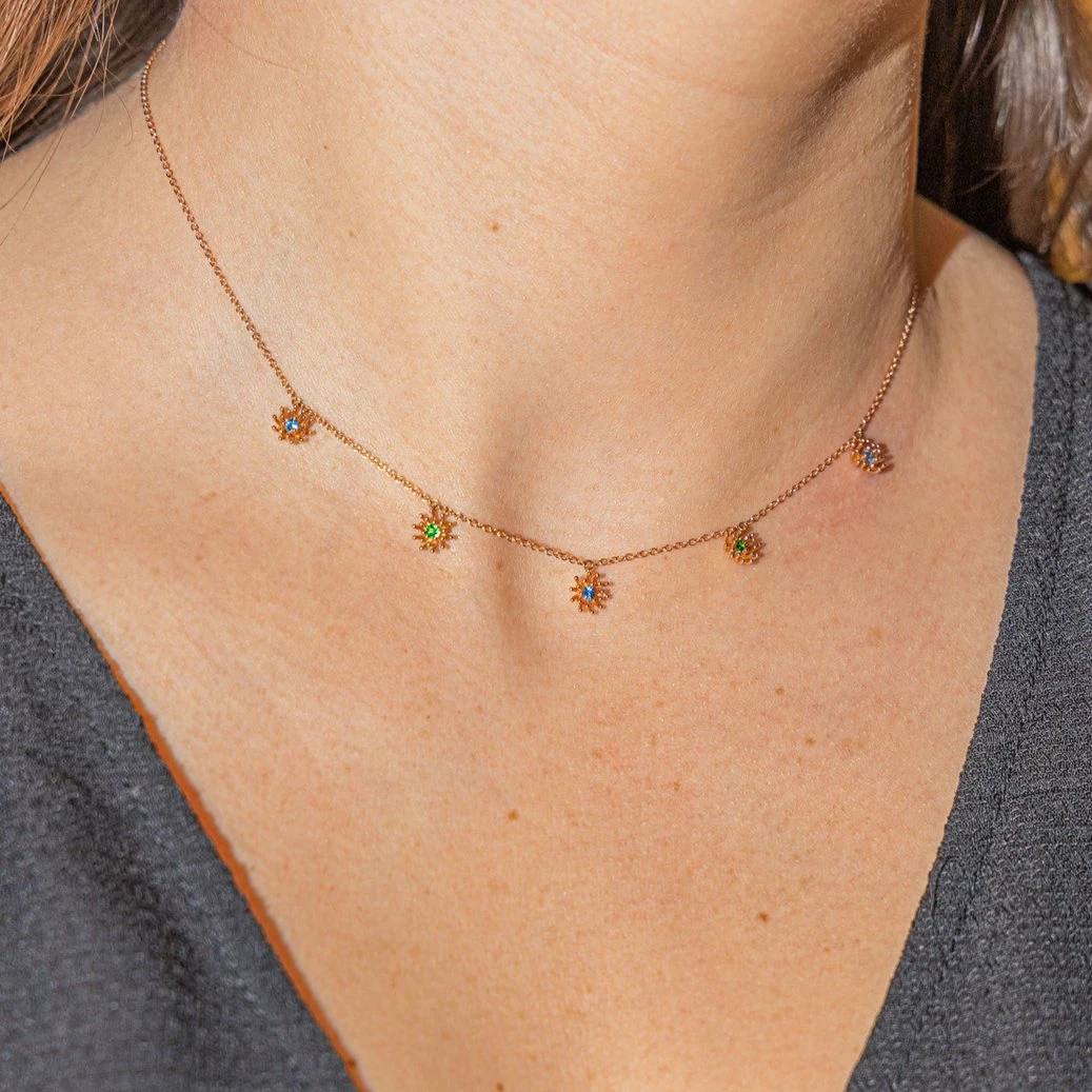 Collier Draperie MELLERIO "Le Petit Cactus Bleu" PM En Or Rose, Saphirs Et Grenats Tsavorites 2 Collier Draperie MELLERIO "Le Petit Cactus Bleu" PM En Or Rose, Saphirs Et Grenats Tsavorites – Image 2