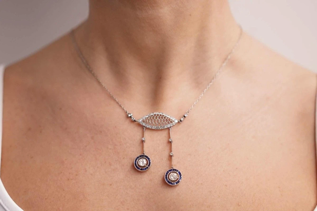 Collier Négligé En Platine, Saphir Et Diamant 2 Collier Négligé En Platine, Saphir Et Diamant – Image 2