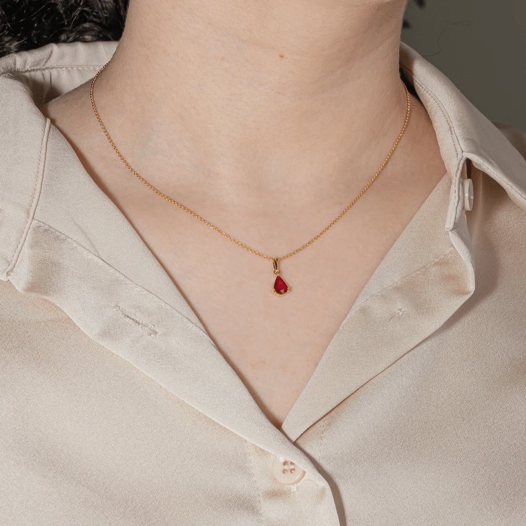 Collier Pendentif DIDIER GUÉRIN En Or Jaune Et Rubis 2 Collier Pendentif DIDIER GUÉRIN En Or Jaune Et Rubis – Image 2