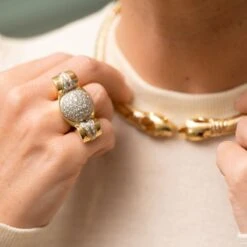 Collier Torque CARTIER "Têtes De Panthère" En 3 Ors -Castafiore Boutique collier torque cartier tetes de panthere en 3 ors 623024