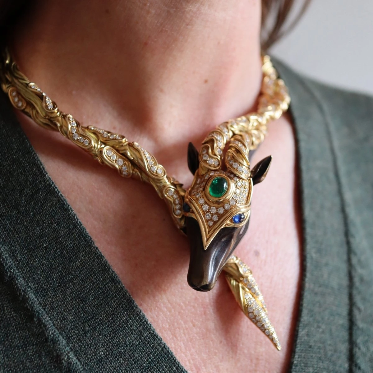 Collier Torque CHAUMET "Filly Princess" En Or Jaune, Bronze, émeraude, Saphirs Et Diamants 2 Collier Torque CHAUMET "Filly Princess" En Or Jaune, Bronze, émeraude, Saphirs Et Diamants – Image 2