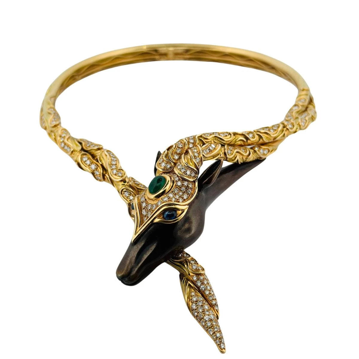 Collier Torque CHAUMET "Filly Princess" En Or Jaune, Bronze, émeraude, Saphirs Et Diamants 1 Collier Torque CHAUMET "Filly Princess" En Or Jaune, Bronze, émeraude, Saphirs Et Diamants