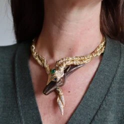 Collier Torque CHAUMET "Filly Princess" En Or Jaune, Bronze, émeraude, Saphirs Et Diamants 14 Collier Torque CHAUMET "Filly Princess" En Or Jaune, Bronze, émeraude, Saphirs Et Diamants -Castafiore Boutique collier torque chaumet filly princess en or jaune bronze emeraude saphirs et diamants 787120