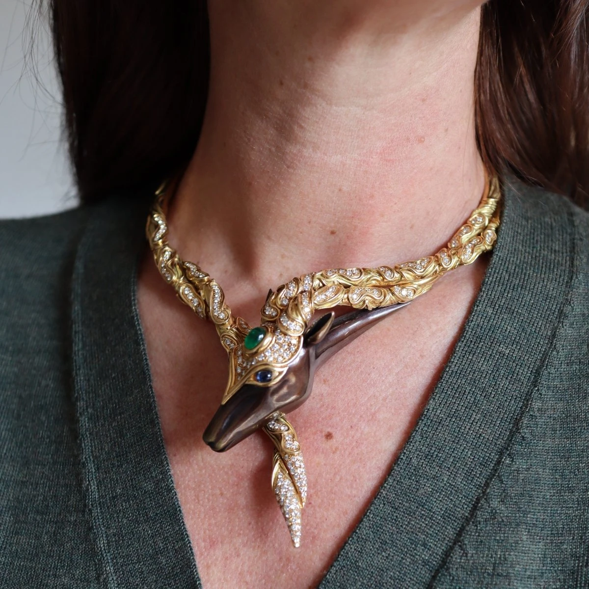 Collier Torque CHAUMET "Filly Princess" En Or Jaune, Bronze, émeraude, Saphirs Et Diamants 7 Collier Torque CHAUMET "Filly Princess" En Or Jaune, Bronze, émeraude, Saphirs Et Diamants – Image 7