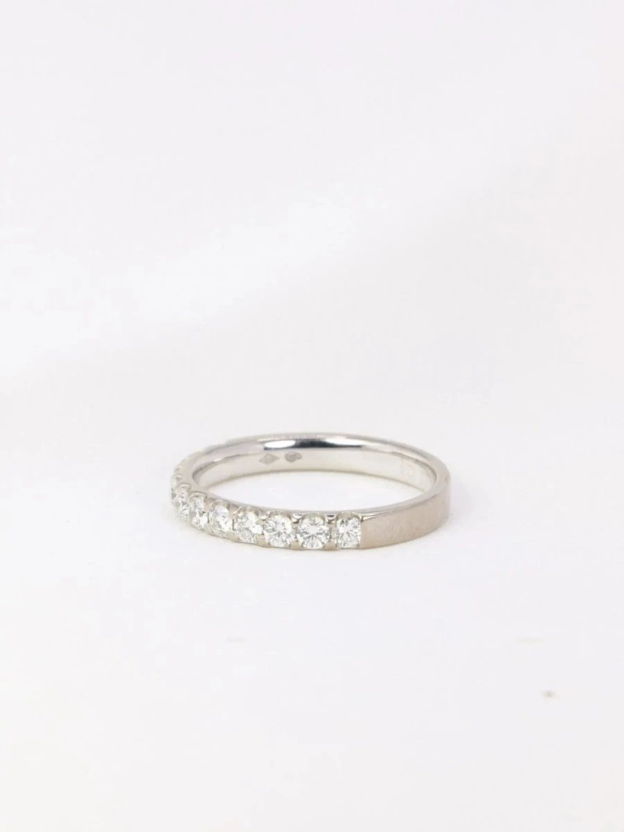 Demi-Alliance Américaine En Or Blanc Et Diamants 0,72 Ct 3 Demi-Alliance Américaine En Or Blanc Et Diamants 0,72 Ct – Image 3