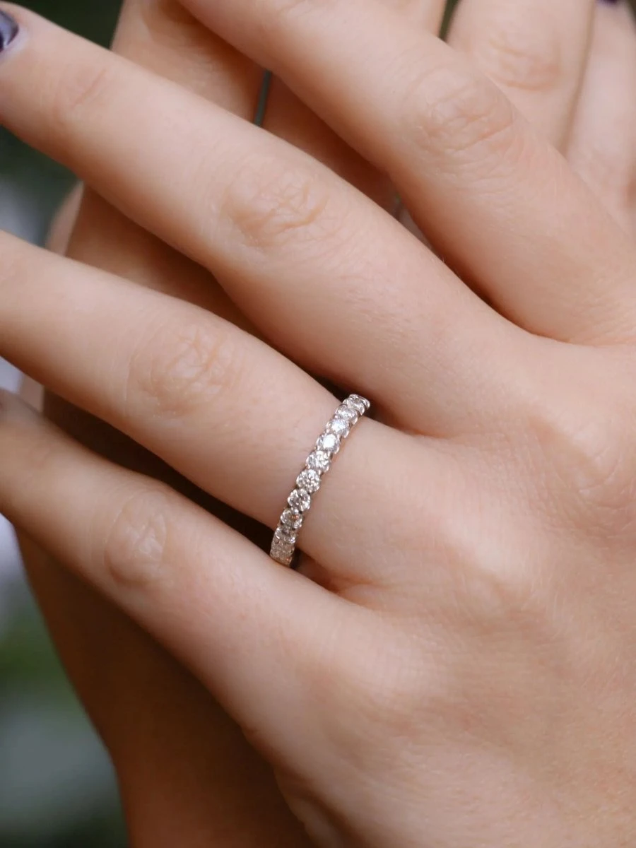 Demi-Alliance Américaine En Or Blanc Et Diamants 0,72 Ct 2 Demi-Alliance Américaine En Or Blanc Et Diamants 0,72 Ct – Image 2