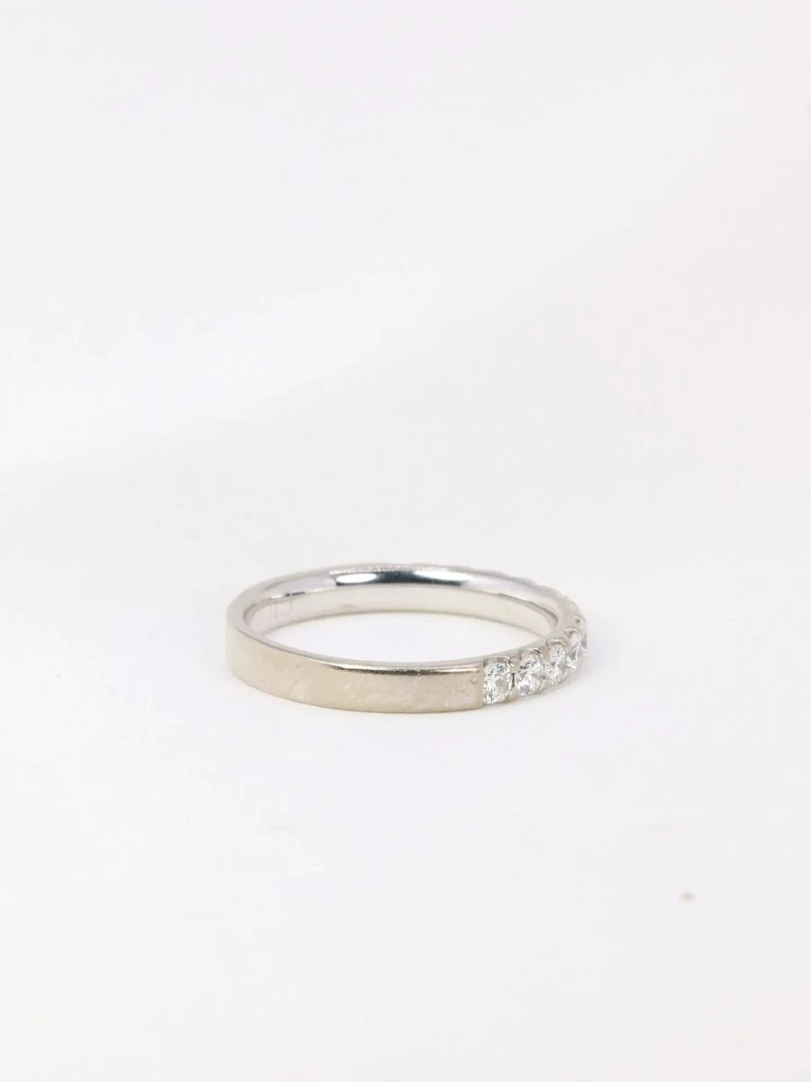 Demi-Alliance Américaine En Or Blanc Et Diamants 0,72 Ct 6 Demi-Alliance Américaine En Or Blanc Et Diamants 0,72 Ct – Image 6