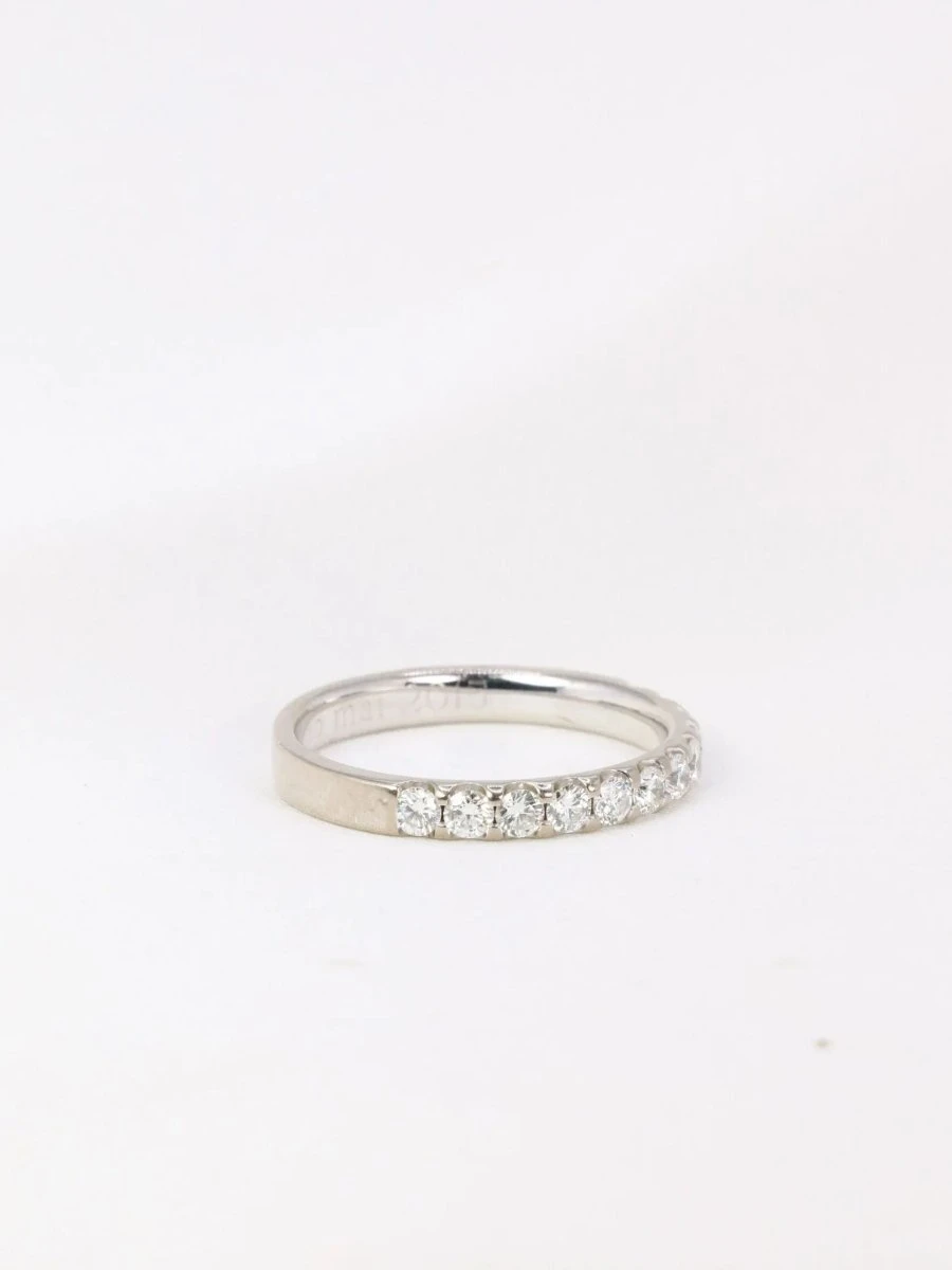 Demi-Alliance Américaine En Or Blanc Et Diamants 0,72 Ct 7 Demi-Alliance Américaine En Or Blanc Et Diamants 0,72 Ct – Image 7