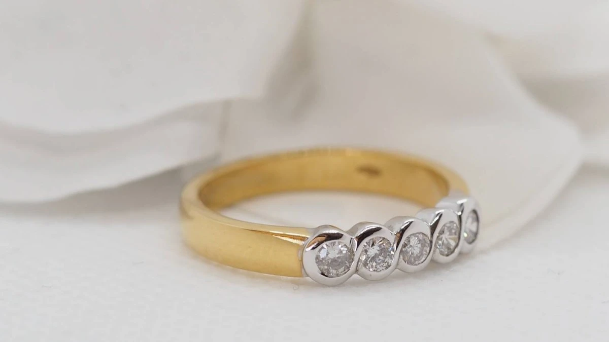 Demi Alliance En Or Jaune Et Blanc Sertie De Diamants 4 Demi Alliance En Or Jaune Et Blanc Sertie De Diamants – Image 4