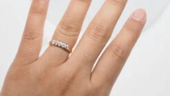 Demi Alliance En Or Jaune Et Blanc Sertie De Diamants 7 Demi Alliance En Or Jaune Et Blanc Sertie De Diamants -Castafiore Boutique demi alliance en or jaune et blanc sertie de diamants 941715