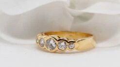 Demi Alliance En Or Jaune Et Diamants 9 Demi Alliance En Or Jaune Et Diamants -Castafiore Boutique demi alliance en or jaune et diamants 882310