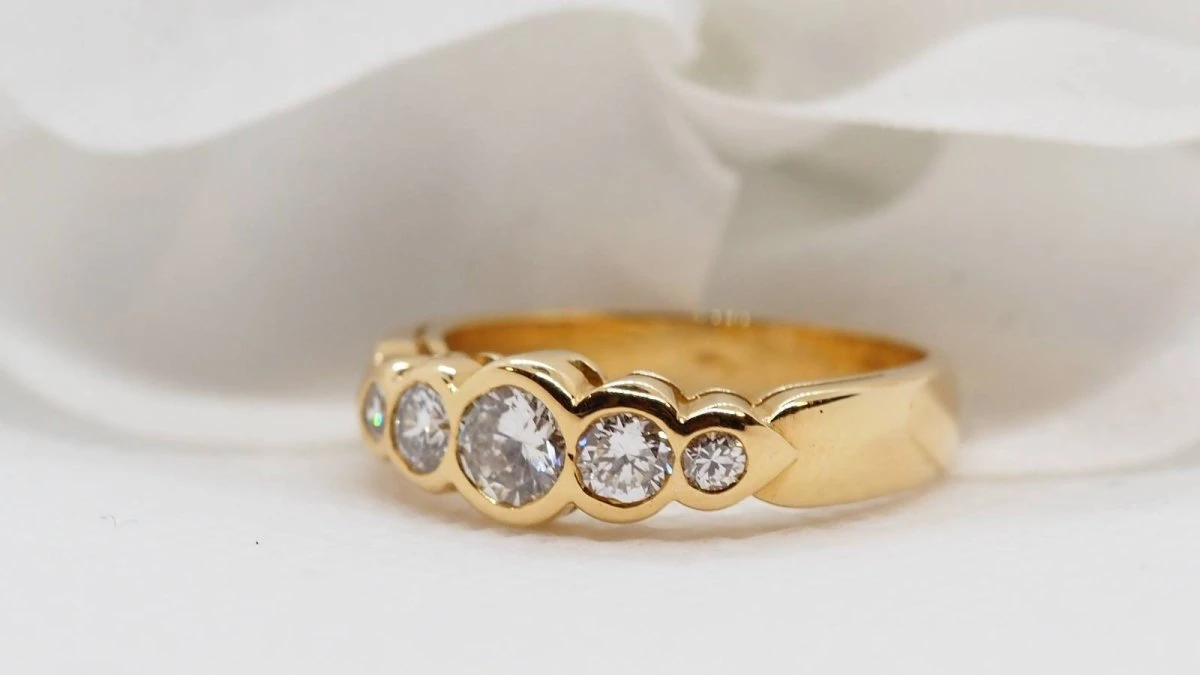 Demi Alliance En Or Jaune Et Diamants 4 Demi Alliance En Or Jaune Et Diamants – Image 4