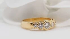 Demi Alliance En Or Jaune Et Diamants 8 Demi Alliance En Or Jaune Et Diamants -Castafiore Boutique demi alliance en or jaune et diamants 956005