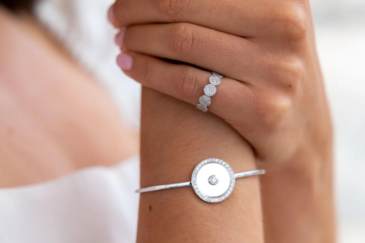 Ginette NY Bague Alliance Mini Ever Eternity Band Or Blanc Diamant 2 Ginette NY Bague Alliance Mini Ever Eternity Band Or Blanc Diamant – Image 2