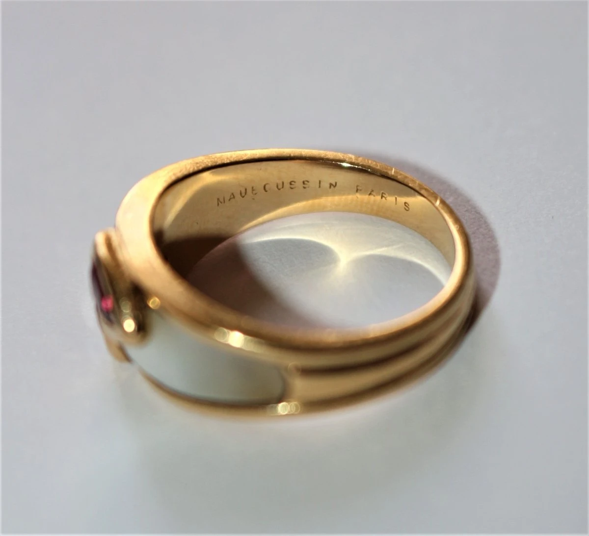 Bague MAUBOUSSIN "Nadia", En Or Jaune, Rubis Et Nacre 2 Bague MAUBOUSSIN "Nadia", En Or Jaune, Rubis Et Nacre – Image 2