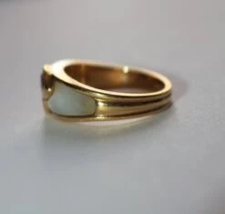 Bague MAUBOUSSIN "Nadia", En Or Jaune, Rubis Et Nacre 11 Bague MAUBOUSSIN "Nadia", En Or Jaune, Rubis Et Nacre -Castafiore Boutique mauboussin bague nadia rubis nacre 688092