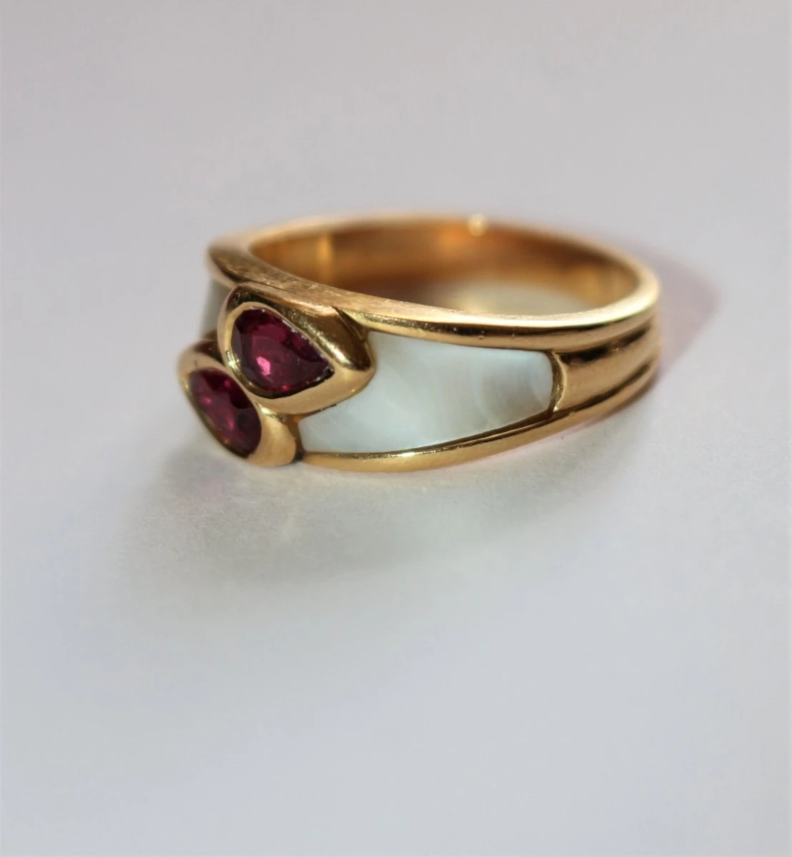 Bague MAUBOUSSIN "Nadia", En Or Jaune, Rubis Et Nacre 5 Bague MAUBOUSSIN "Nadia", En Or Jaune, Rubis Et Nacre – Image 5