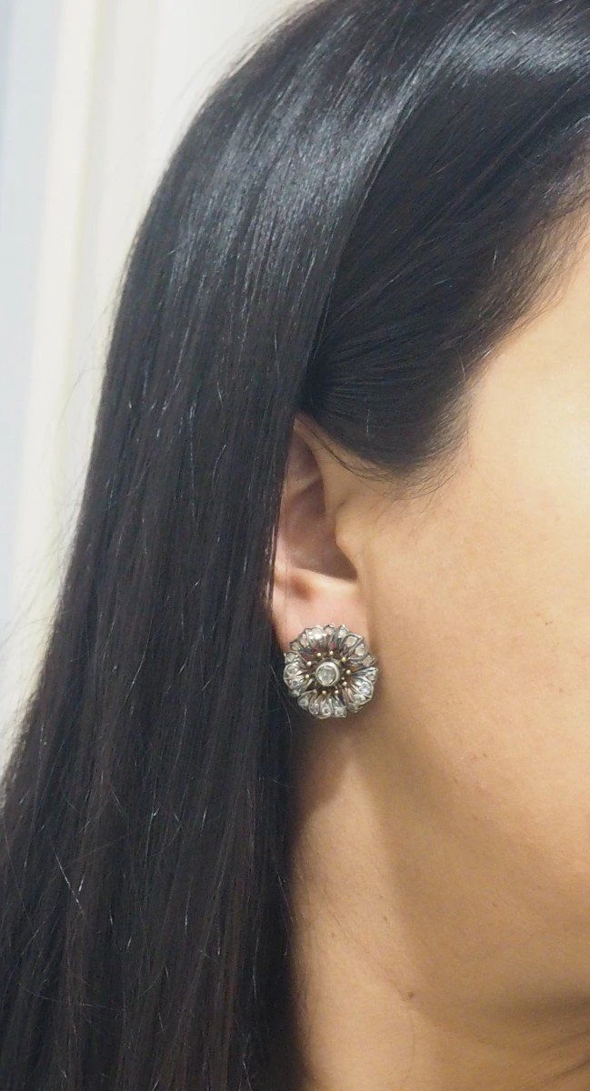 Boucles D'Oreilles Anciennes En Or Jaune Et Argent Ornées De Diamants 2 Boucles D'Oreilles Anciennes En Or Jaune Et Argent Ornées De Diamants – Image 2