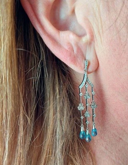 Boucles D'oreilles En Or Blanc Topazes Et Diamant 2 Boucles D'oreilles En Or Blanc Topazes Et Diamant – Image 2