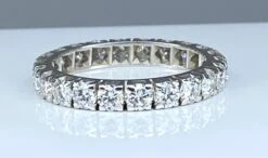 Alliance En Or Blanc 18 Carats Ornée De 22 Diamants 2,20 Carat