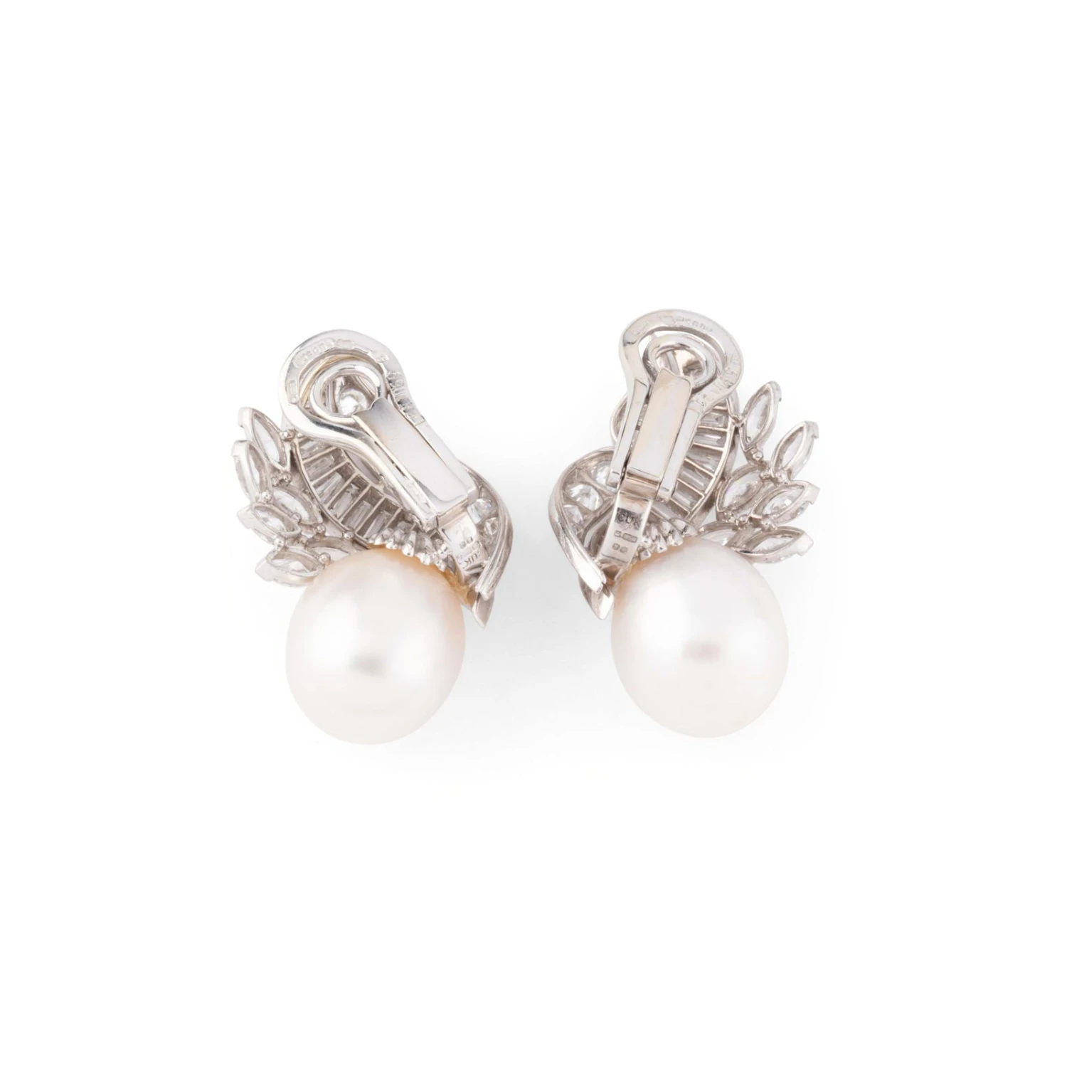 Boucles D'oreilles CHAUMET En Or Blanc, Perles Et Diamants 4 Boucles D'oreilles CHAUMET En Or Blanc, Perles Et Diamants – Image 4
