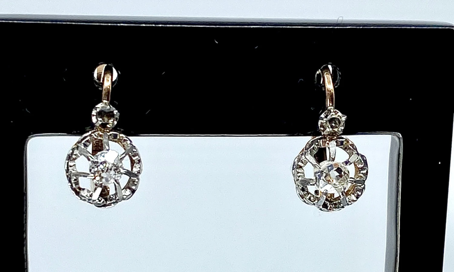 Boucles D’oreilles En Or 18 Carats Et Diamants, époque 1900. 1 Boucles D’oreilles En Or 18 Carats Et Diamants, époque 1900.
