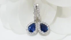 Boucles D'oreilles De Luxe En Or Blanc, Saphirs De Ceylan Et Diamants