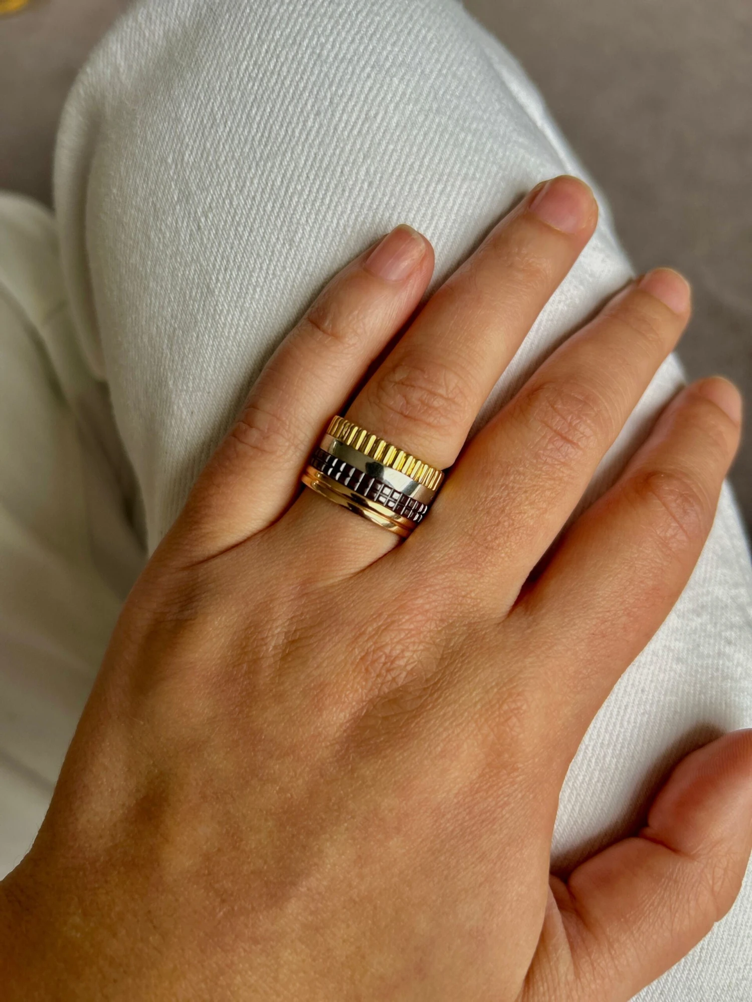 Bague BOUCHERON Quatre Classic Grand Modèle En Or Jaune, Or Rose, Or Blanc Et PVD Marron (taille 54) 4 Bague BOUCHERON Quatre Classic Grand Modèle En Or Jaune, Or Rose, Or Blanc Et PVD Marron (taille 54) – Image 4