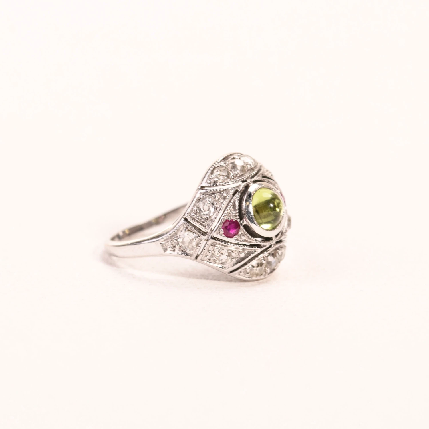 Bague Dôme En Or Blanc, Péridot, Rubis Et Diamants 3 Bague Dôme En Or Blanc, Péridot, Rubis Et Diamants – Image 3
